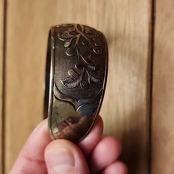 Silver colored floral bangle - Picture 3 of 5